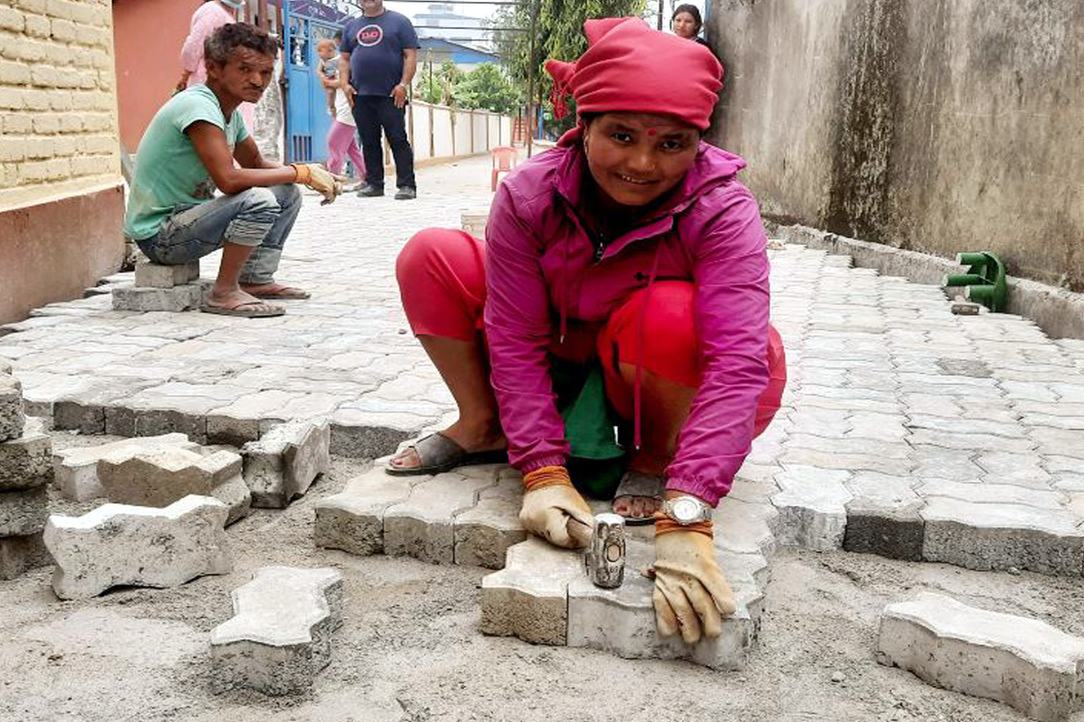 महिला श्रमिकः बाटो निर्माण गर्दै